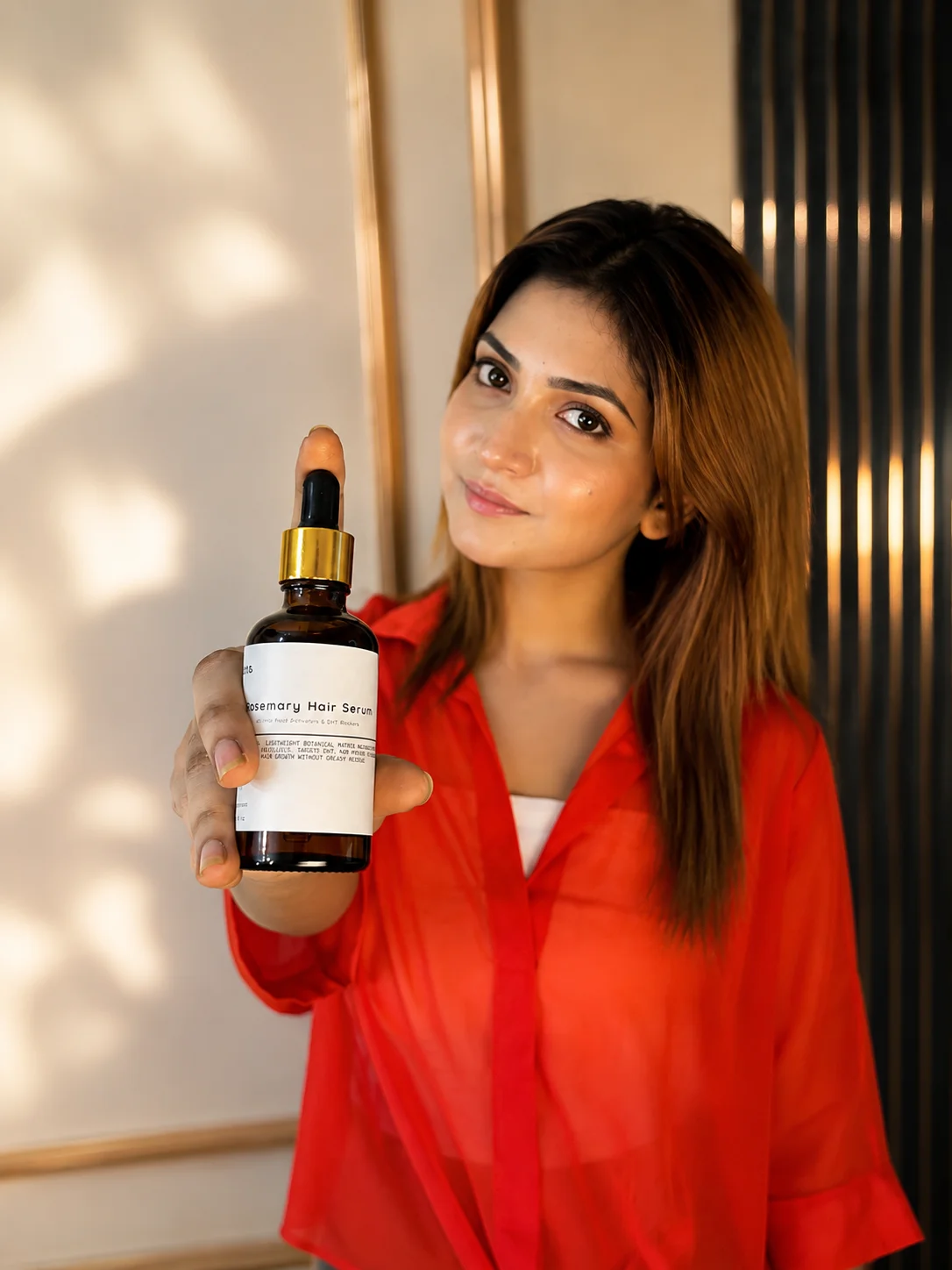 একজন সন্তুষ্ট কাস্টমার The Formulate Rosemary Hair Serum হাতে
